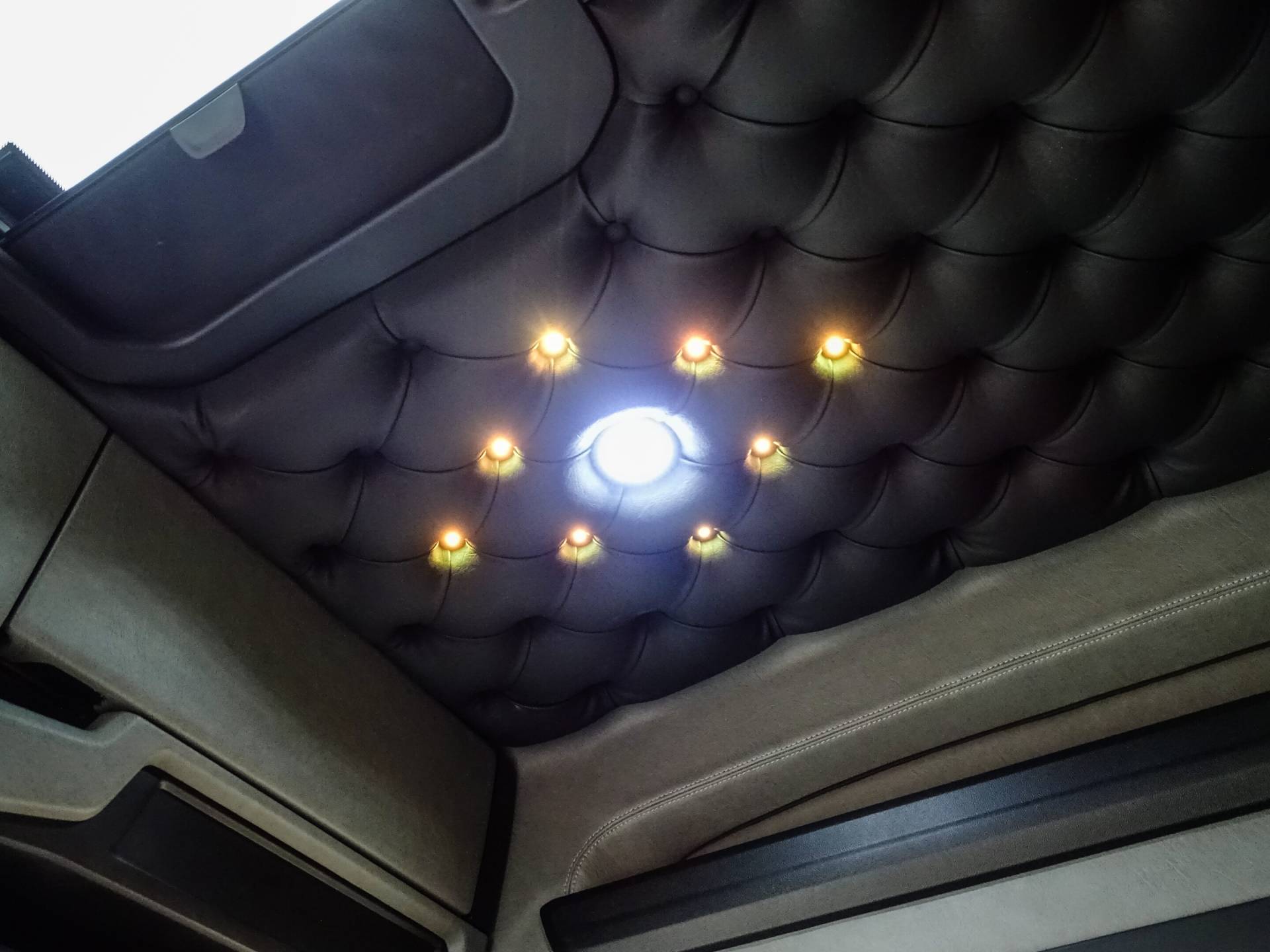 Geknoopte hemel met verlichting - Scania S
