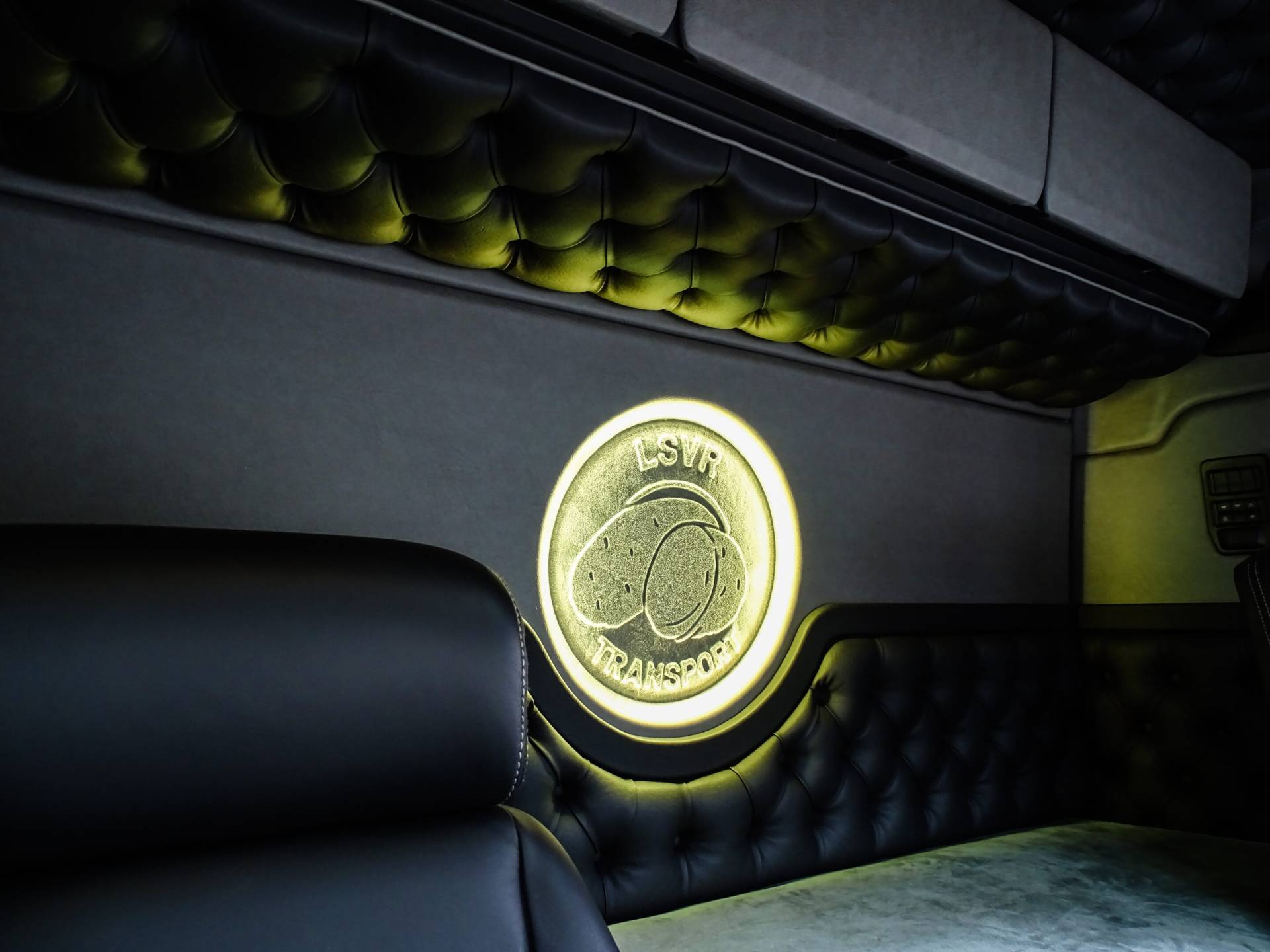 Achterwand met logo - Scania S