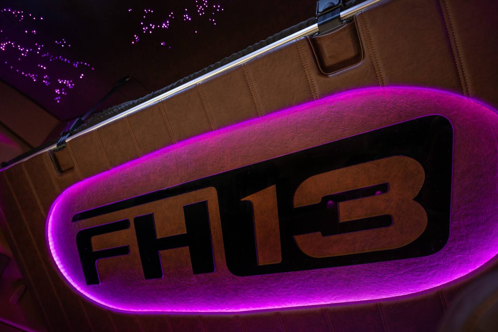 FH13 logo in bed verlicht