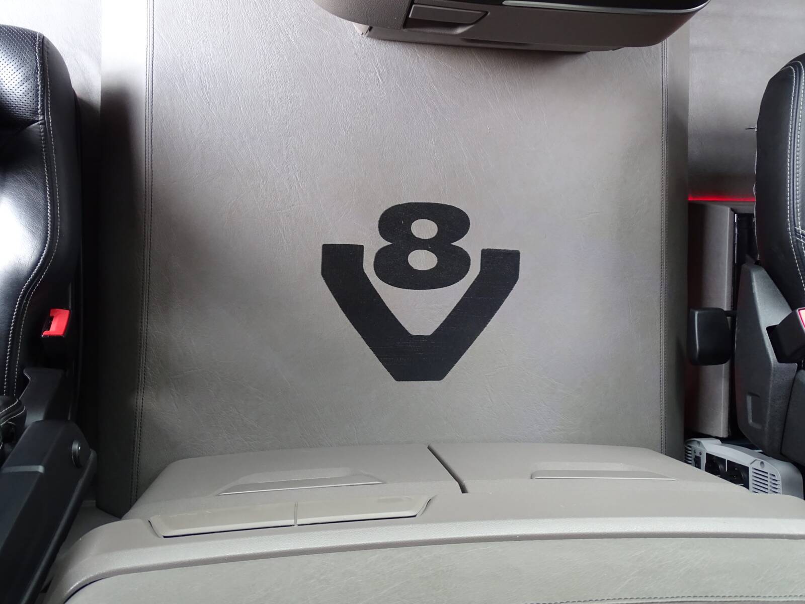 V8 logo in vloer