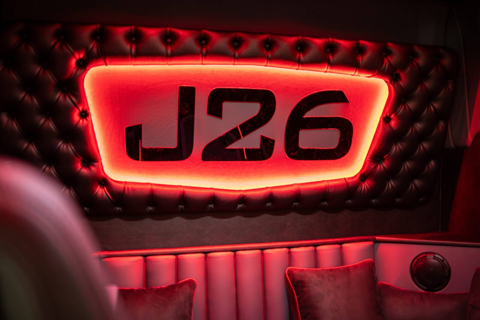 J26 logo in bovenbed
