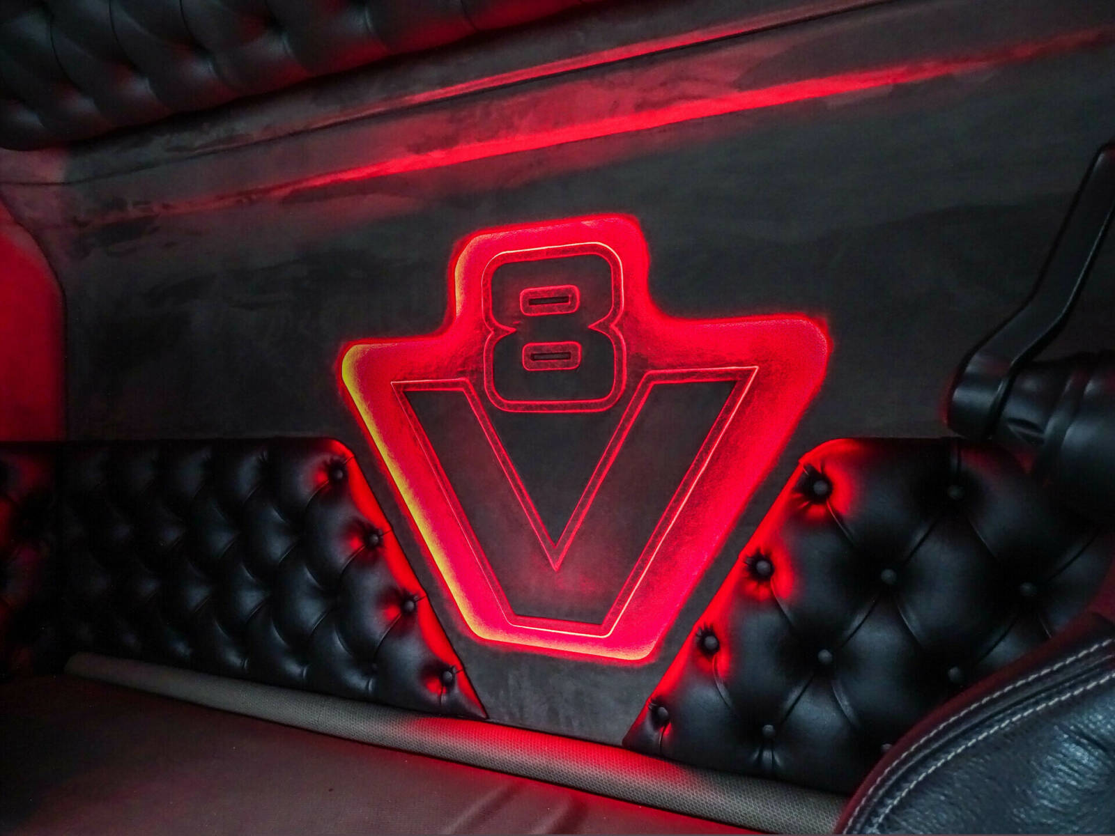 achterwand-met-v8-logo-rood-verlicht