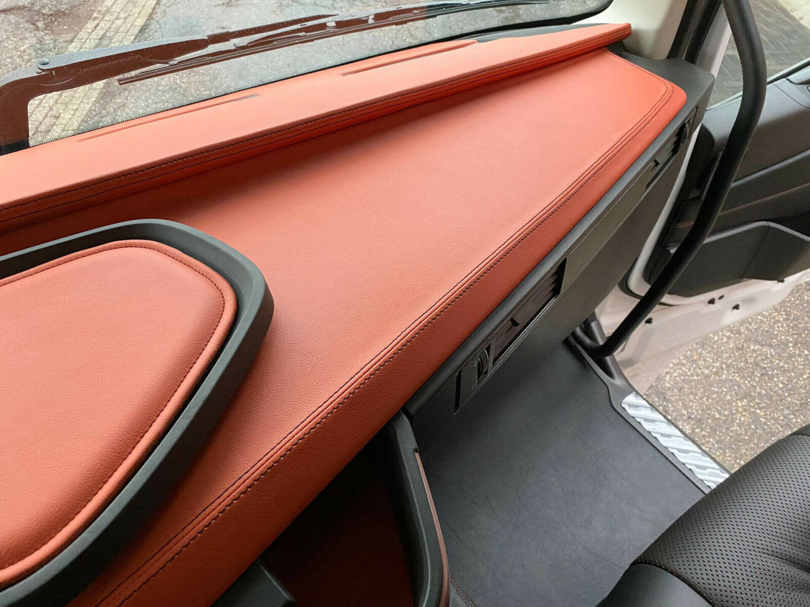 dashboard-bekleed-met-oranje-leer