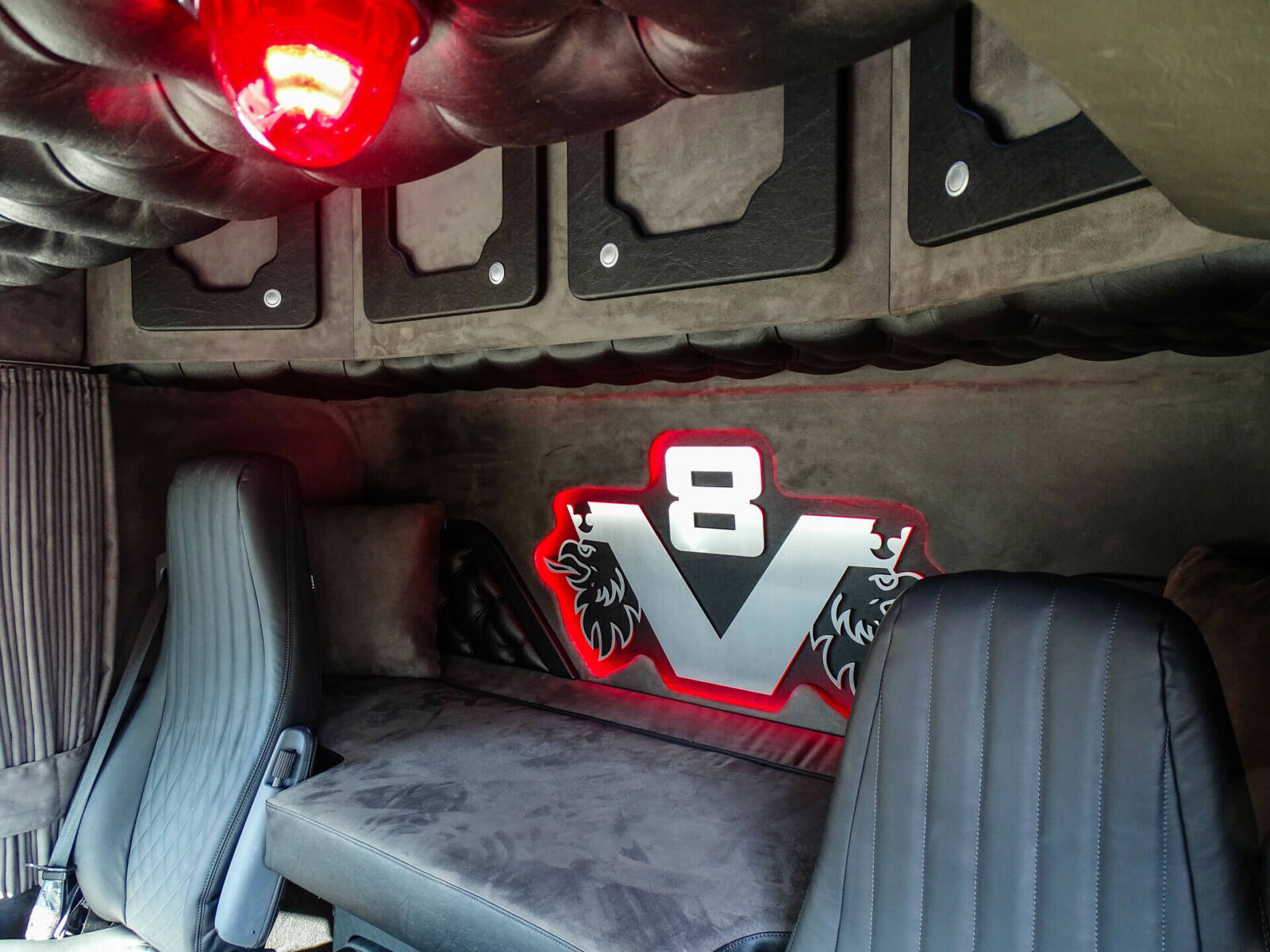 4 serie achterwand met kastenen v8 logo