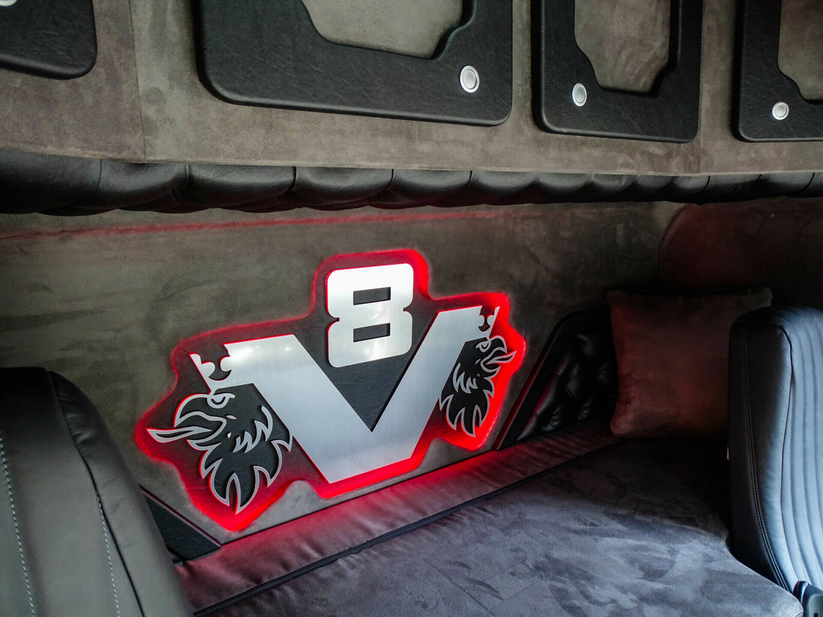 Custom V8 logo scania