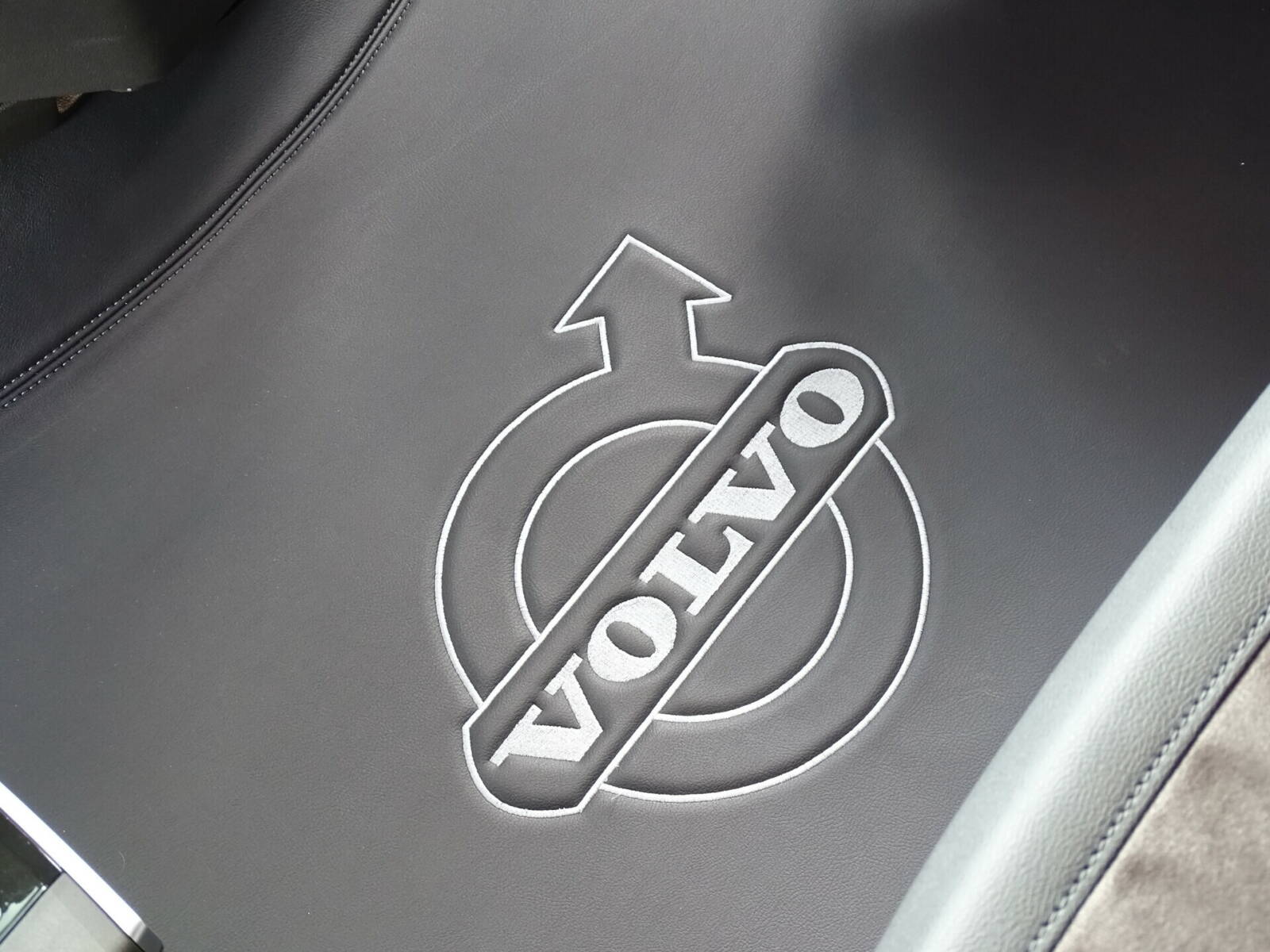 Volvo logo in vloer