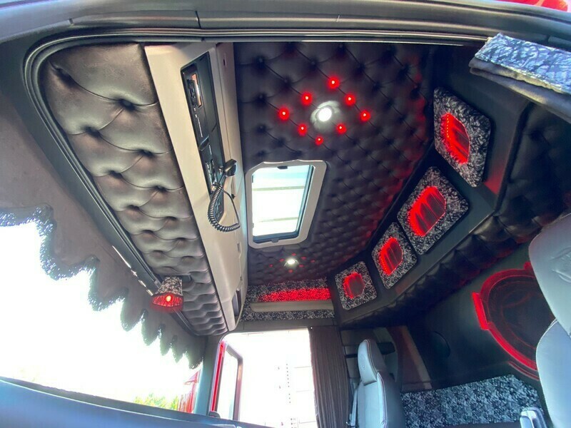 geknoopt-plafond-scania-met-verlichting