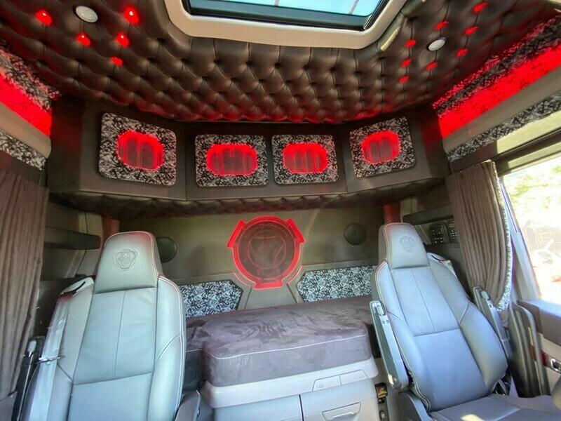 scania-cabine-met-buffl-interieur-2