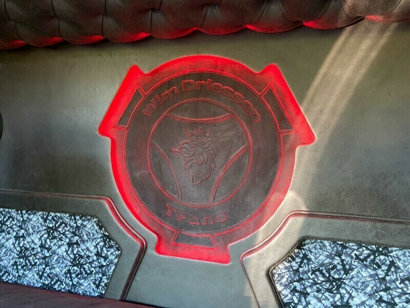 scania-logo-in-achterwand-vrachtwagen