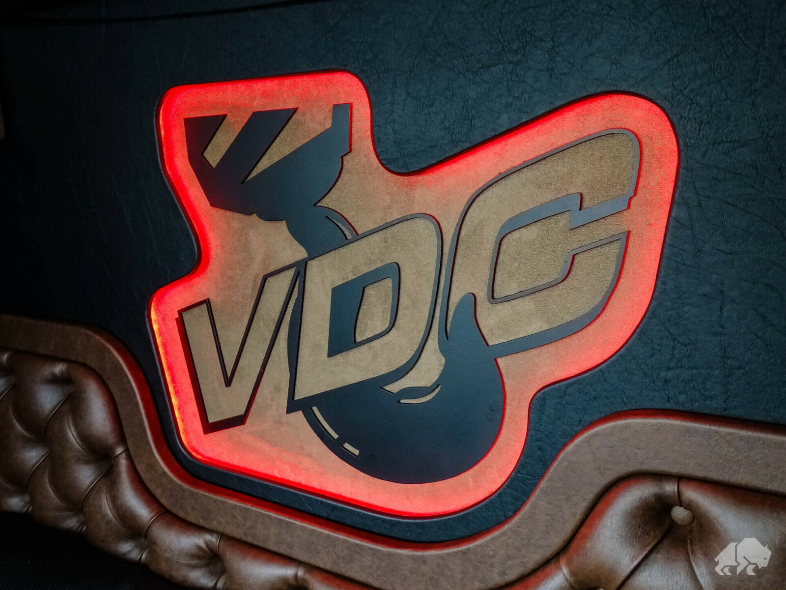 vdc-takeldienst-logo-in-achterwand