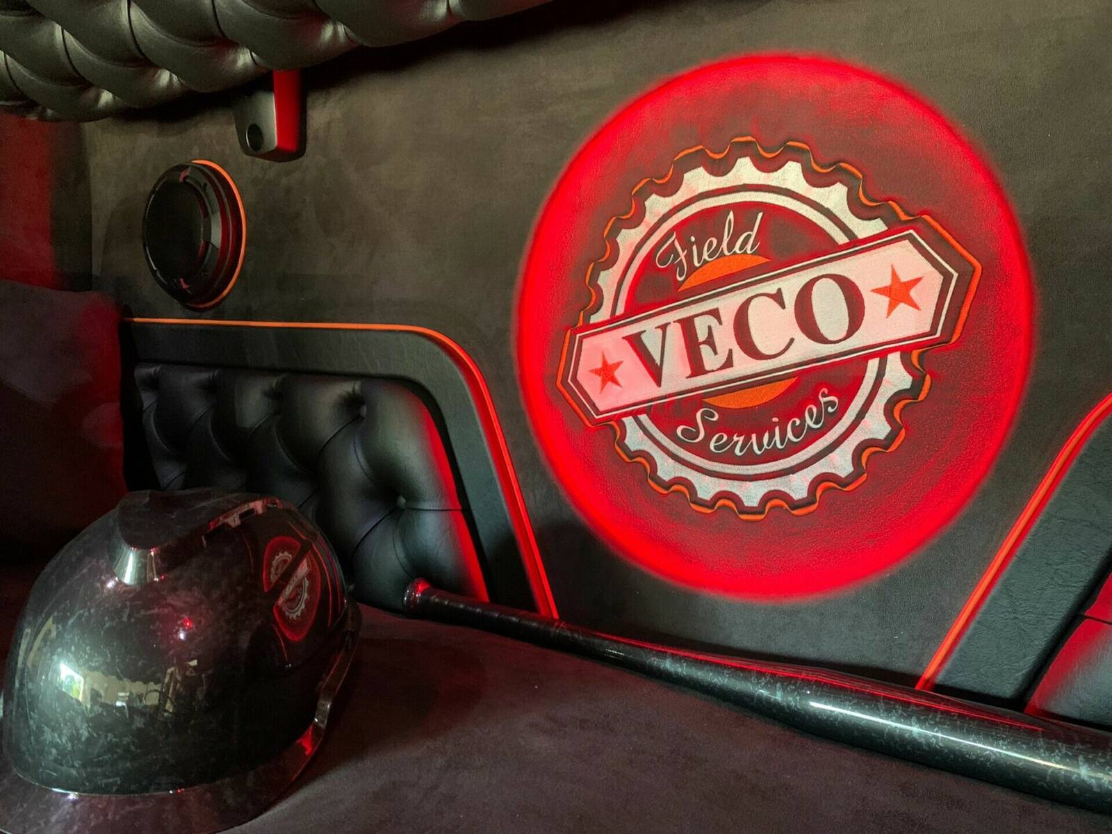 veco-logo-met-rode-verlichting