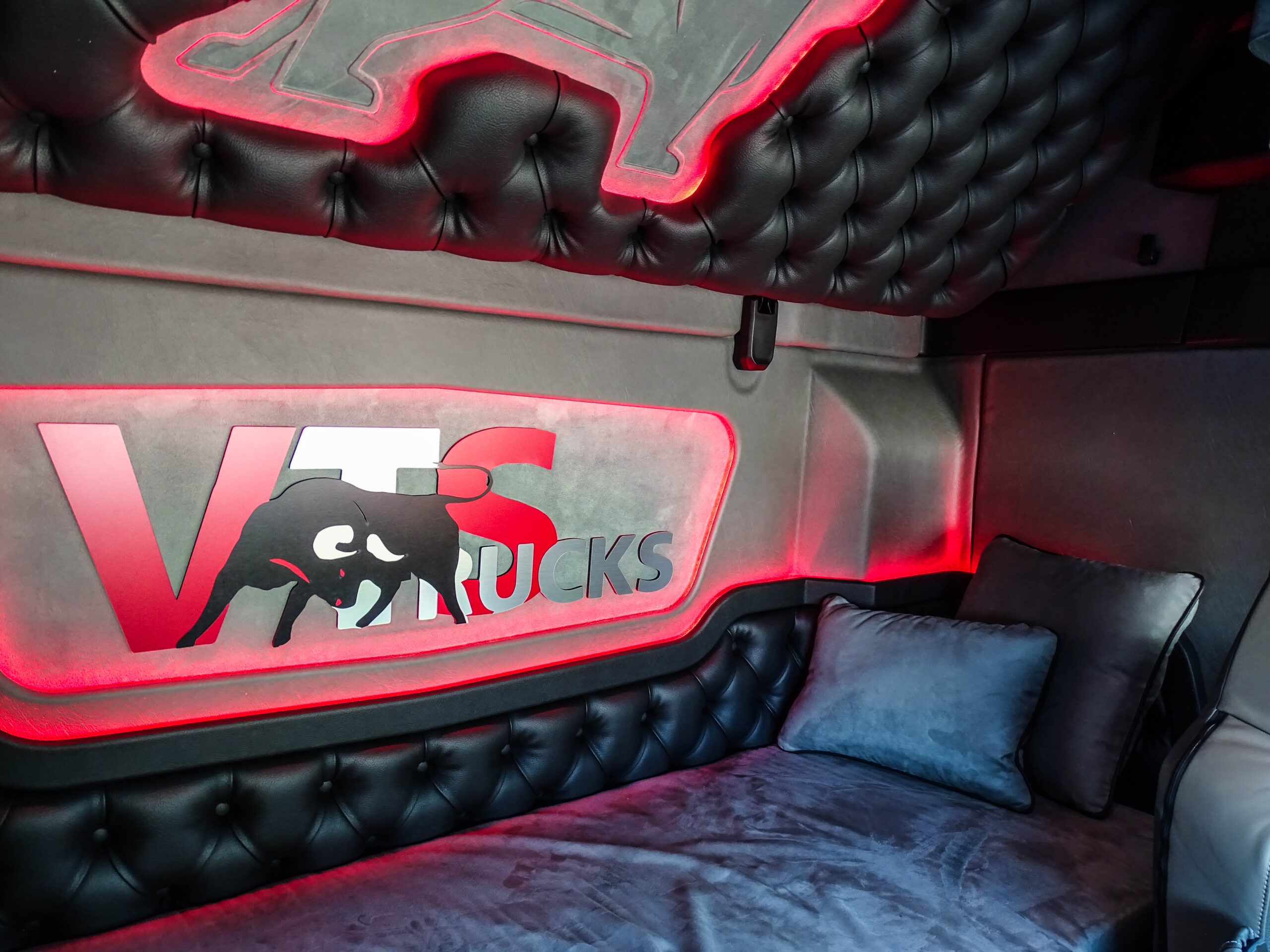 VTS Trucks logo in achterwand man tgx