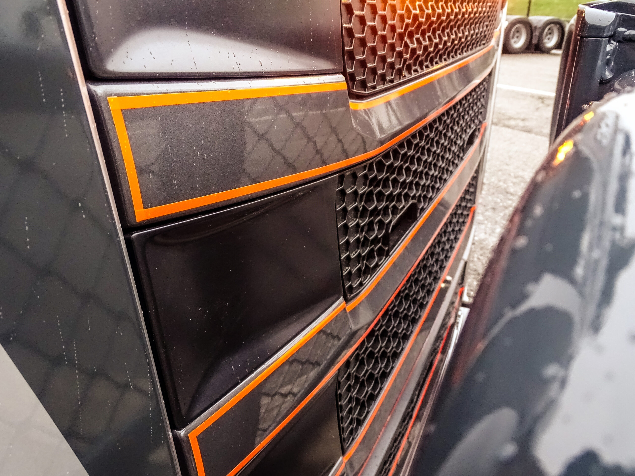 Oranje striping op de grill Scania Metzner