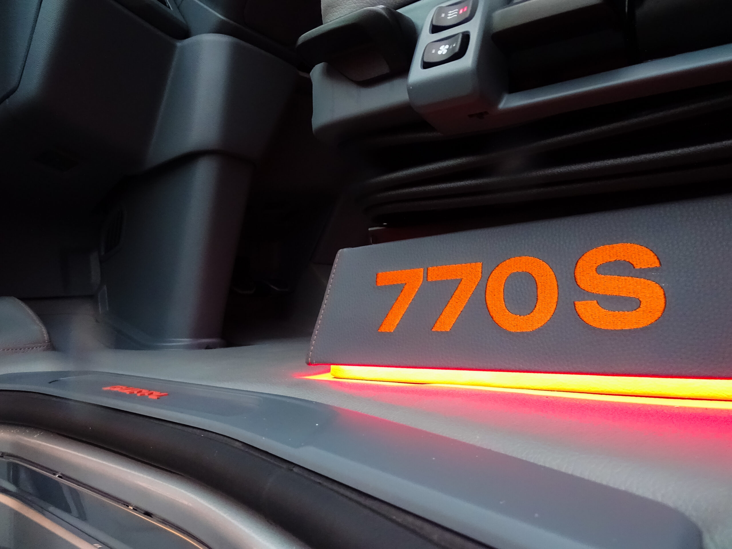 770S Geborduurd in stoelframe oranje