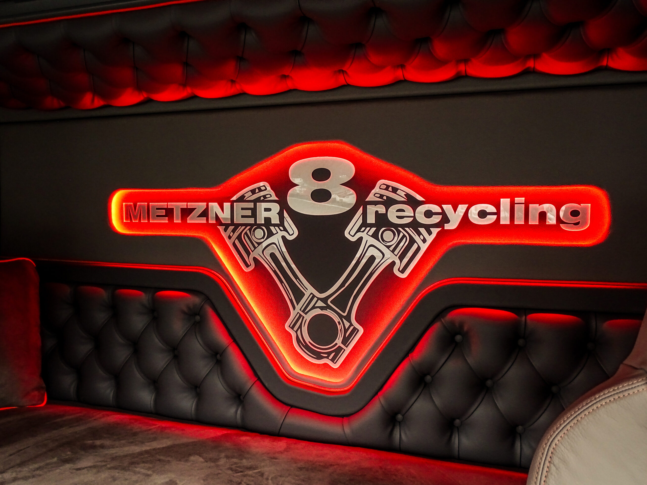 custom V8 logo met naam half vlak half geknoopt metzner recycling