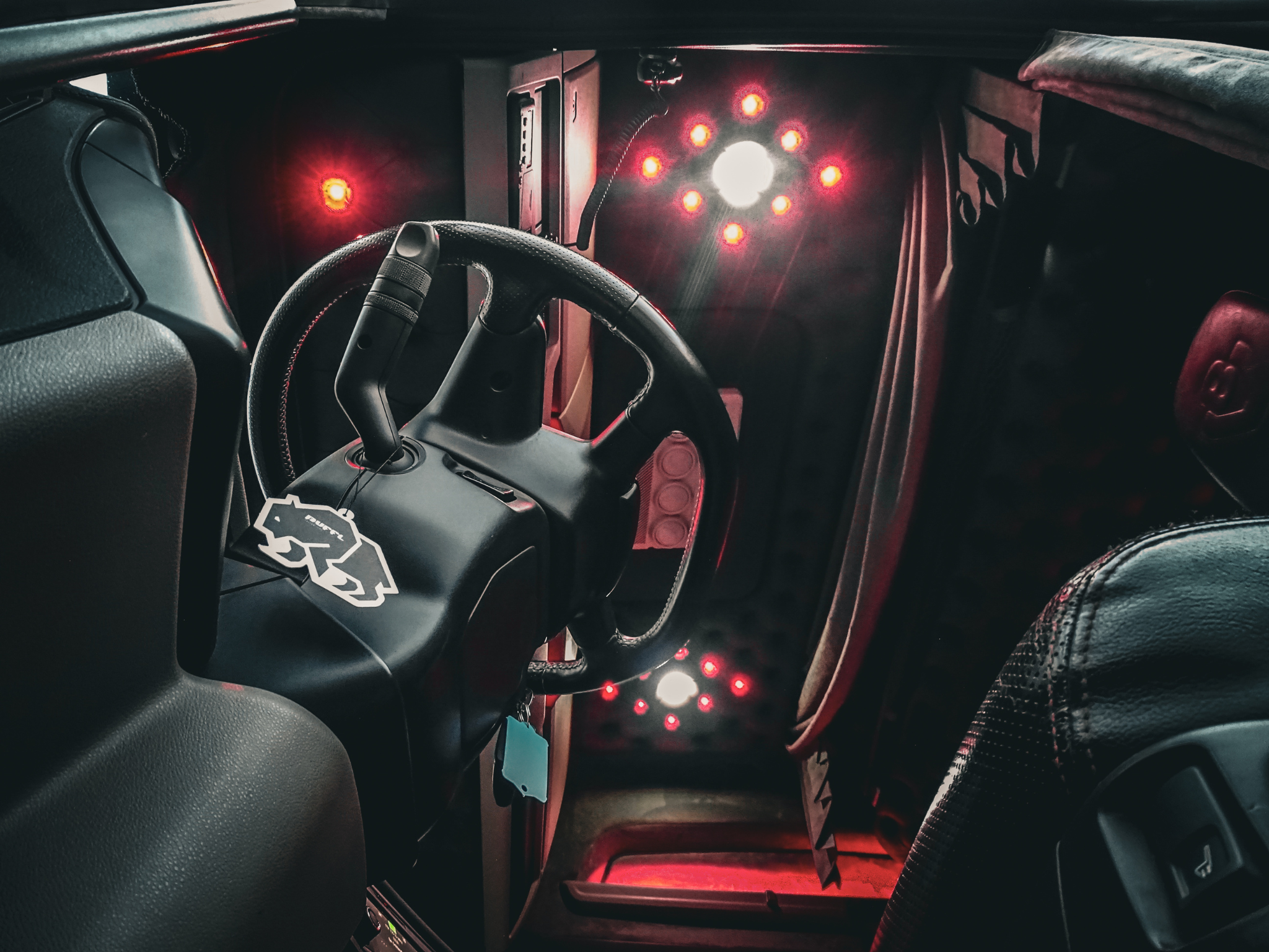 Donkergrijs geknoopte hemel met 2 spots en 16 melonlights