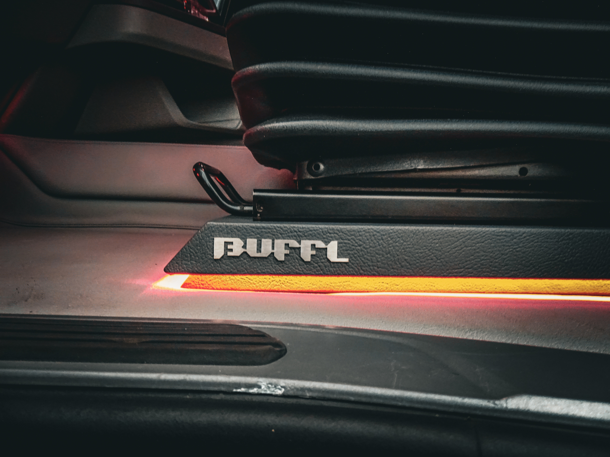 Stoelverlager stoelframe BUFFl met rode verlichting