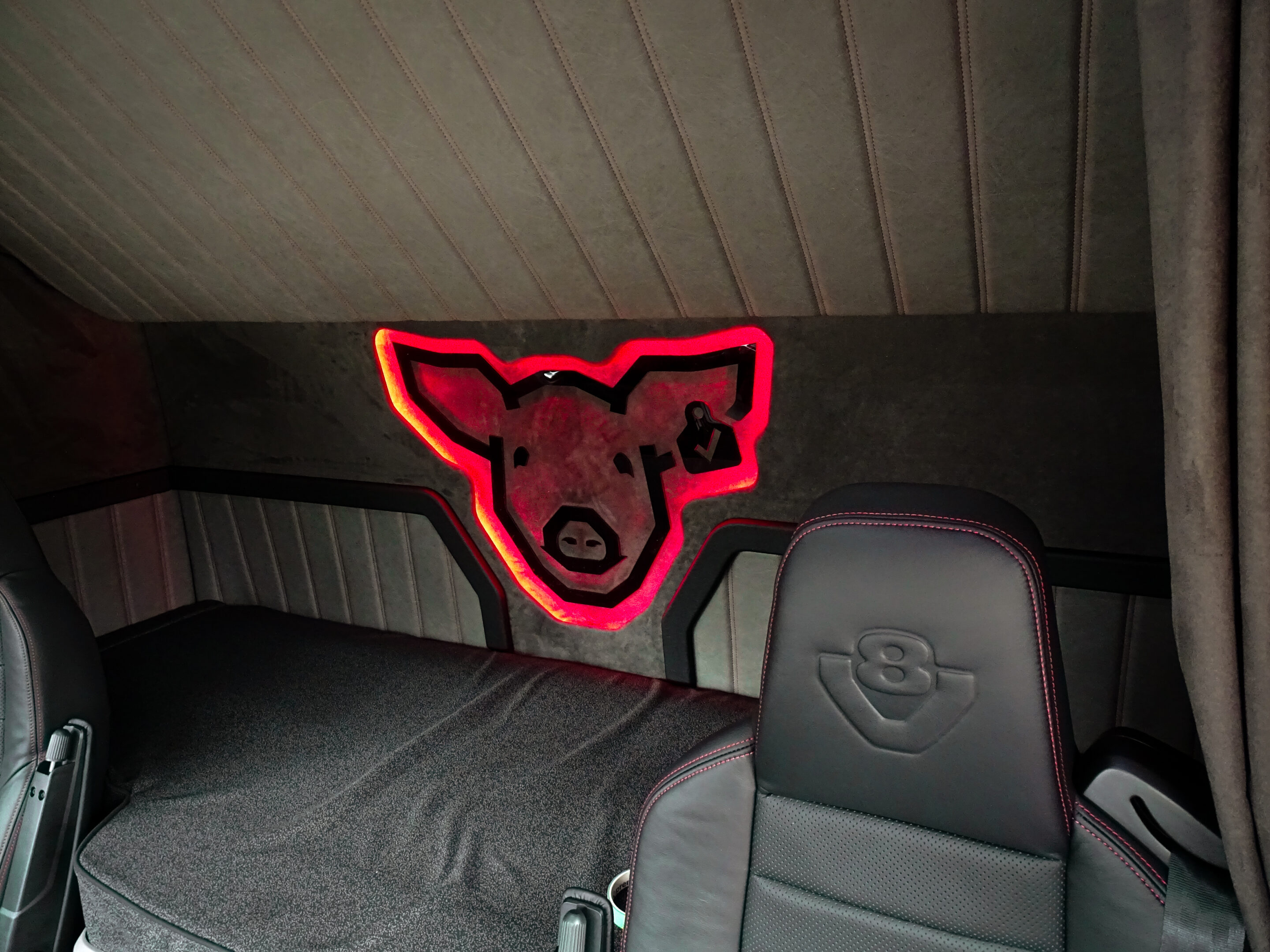 Achterwand half vlak half met banen en rode verlichting met het eigen Rund logo
